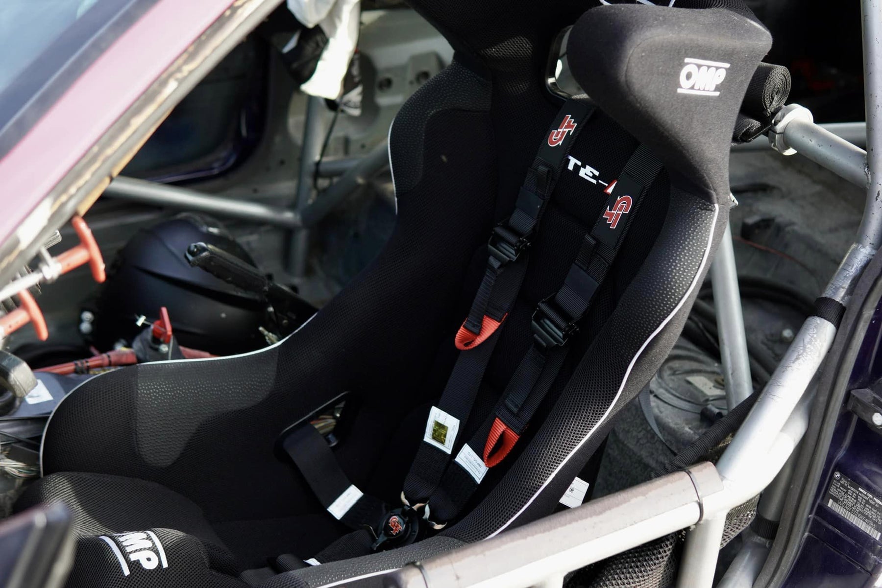 Installing a Racing Harness for a Race Car? The Fast Racer’s Checklist - FAST RACER