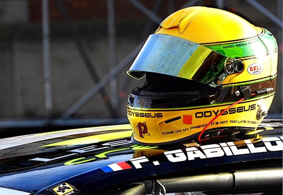 How to Choose the Safest Motorsports Helmet — FAST RACER